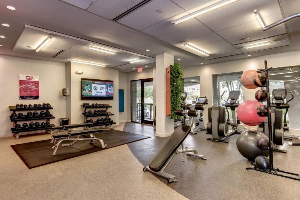 Beautiful 2 Bedroom Apt At Crystal City With Gym Arlington Eksteriør billede